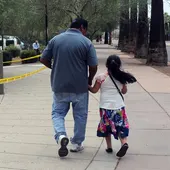 Un hombre camina junto a su hija tras salir de una cita en la Oficina de Control de Inmigración y Aduanas Un hombre camina junto a su hija tras salir de una cita en la Oficina de Control de Inmigración y Aduanas