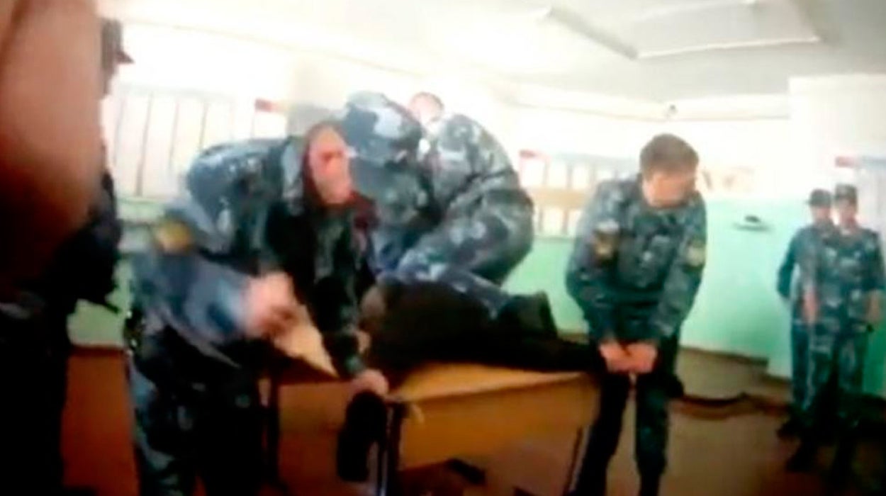 Detienen en Rusia a seis guardias de prisión después de difundirse un vídeo en el que torturan a un preso Detienen en Rusia a seis guardias de prisión después de difundirse un vídeo en el que torturan a un preso