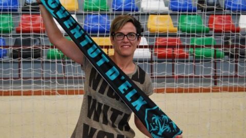 Alicia Morell posa con la bufanda del Joventut d'Elx en el Esperanza Lag.