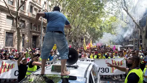 Taxistas de toda España se manifiestan por las calles de Barcelona. Taxistas de toda España se manifiestan por las calles de Barcelona.