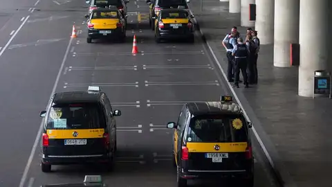 Un grupo de taxistas permanecen parados con sus vehículos en el Aeropuerto de Barcelona Un grupo de taxistas permanecen parados con sus vehículos en el Aeropuerto de Barcelona