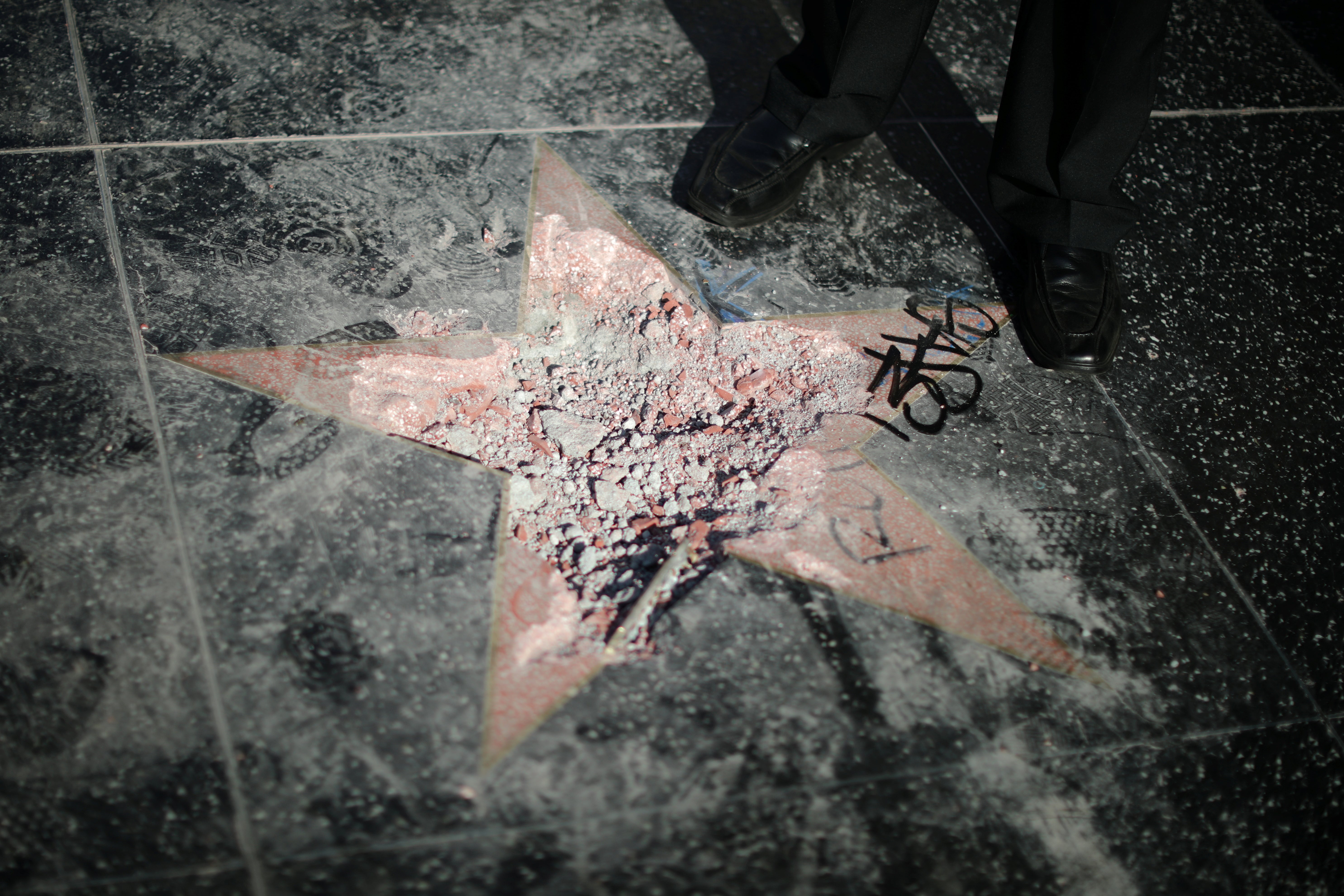 Destrozan de nuevo la estrella de Trump en el Paseo de la Fama de Hollywood Destrozan de nuevo la estrella de Trump en el Paseo de la Fama de Hollywood