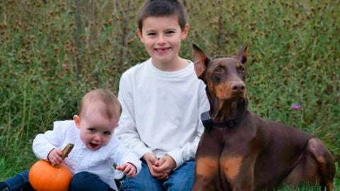 Connor y su perro Copper