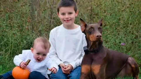Connor y su perro Copper Connor y su perro Copper