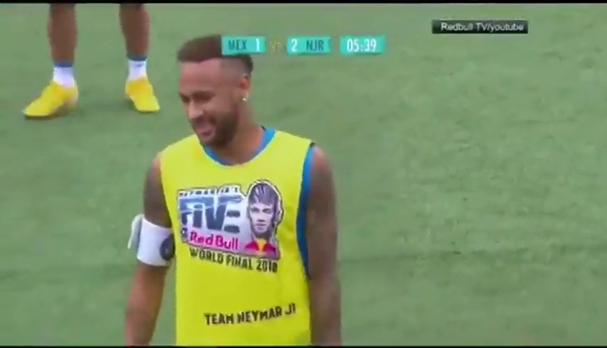 El pique de Neymar con un rival en un torneo de freestyle El pique de Neymar con un rival en un torneo de freestyle