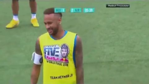 El pique de Neymar con un rival en un torneo de freestyle