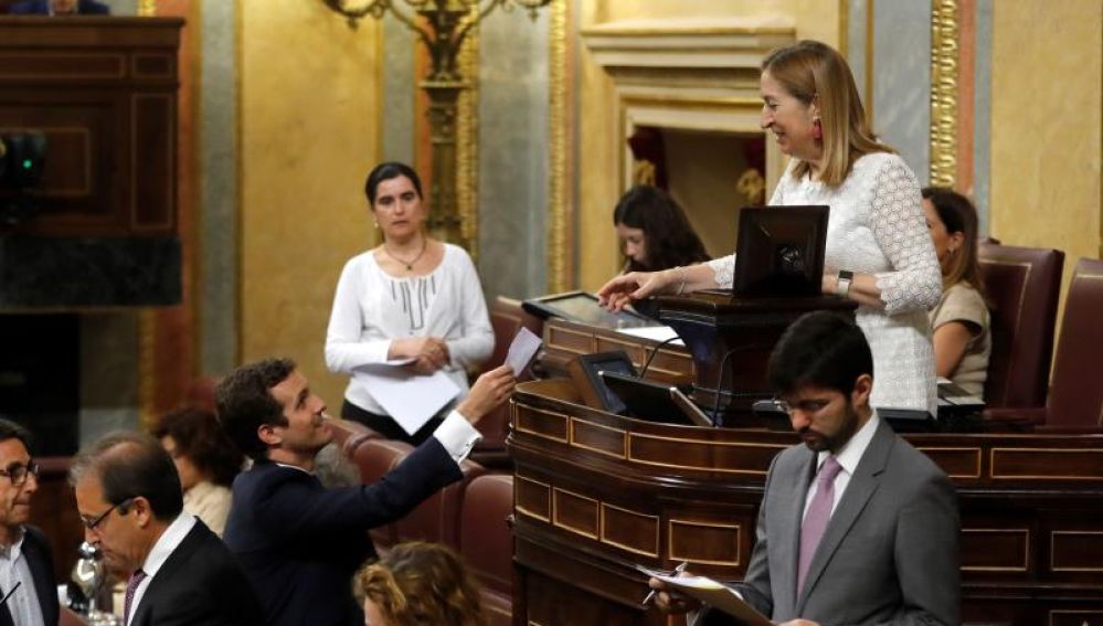 Pablo Casado entrega su papeleta a Ana Pastor en el Congreso