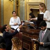 Pablo Casado entrega su papeleta a Ana Pastor en el Congreso