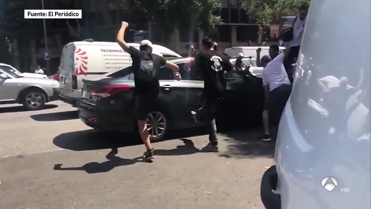 Polémica por el vídeo de un grupo de taxistas que golpea un coche VTC en el que viajaba una familia de turistas Polémica por el vídeo de un grupo de taxistas que golpea un coche VTC en el que viajaba una familia de turistas