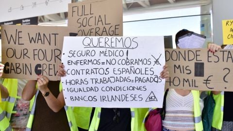 Empleados de la aerol&iacute;nea de bajo coste irlandesa de Ryanair 