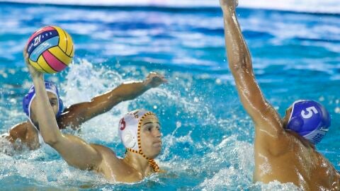 Un jugador espa&ntilde;ola lanza a porter&iacute;a