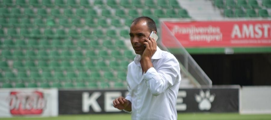 Jorge Cordero, director deportivo del Elche CF, en una de sus negociaciones Jorge Cordero, director deportivo del Elche CF, en una de sus negociaciones