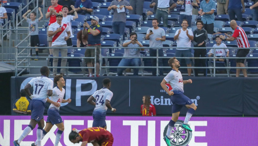 Fernando Llorente, tras anotar uno de sus dos goles ante la Roma