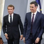  El presidente del Gobierno, Pedro Sánchez, junto a Macron