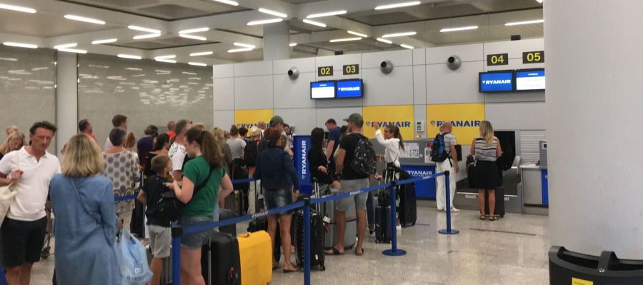 Mostrador de facturación de equipaje de Ryanair en el aeropuerto de Palma. Mostrador de facturación de equipaje de Ryanair en el aeropuerto de Palma.