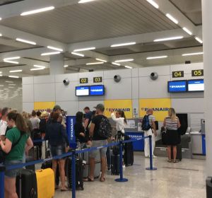 Mostrador de facturación de equipaje de Ryanair en el aeropuerto de Palma. Mostrador de facturación de equipaje de Ryanair en el aeropuerto de Palma.
