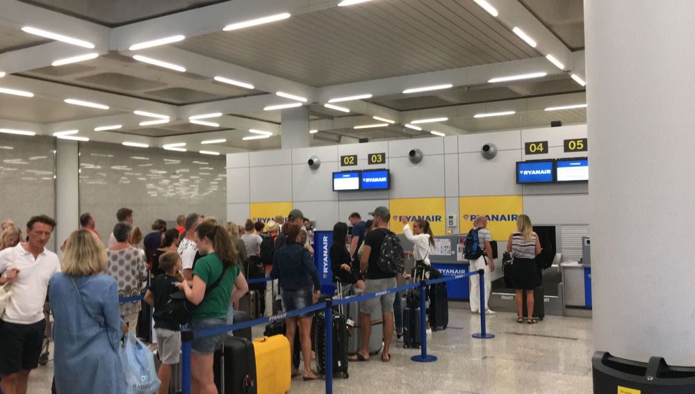 Mostrador de facturación de equipaje de Ryanair en el aeropuerto de Palma.
