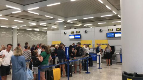 Mostrador de facturaci&oacute;n de equipaje de Ryanair en el aeropuerto de Palma.
