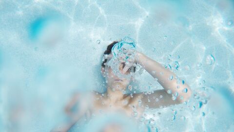 Un ni&ntilde;o en la piscina