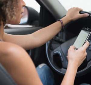 El peligro de usar el móvil mientras conduces El peligro de usar el móvil mientras conduces
