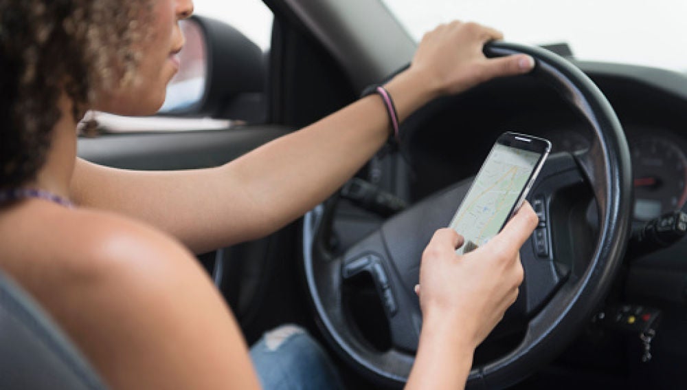 El peligro de usar el móvil mientras conduces