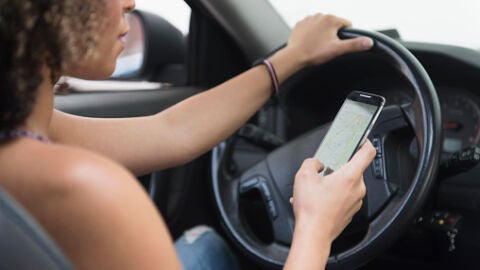 El peligro de usar el m&oacute;vil mientras conduces