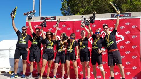 El equipo representado por ilicitanos del Club Patinaje Elche, en el podium.