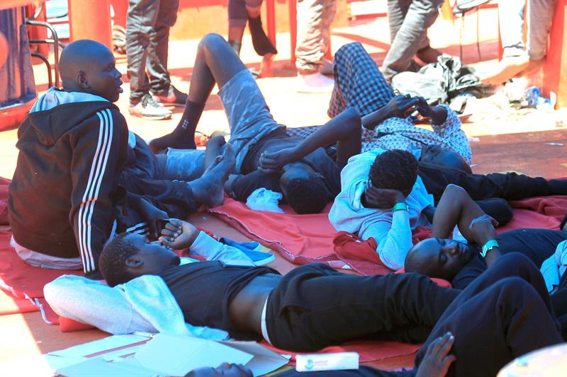 Rescatan a 35 personas de dos pateras en el mar de Alborán Rescatan a 35 personas de dos pateras en el mar de Alborán