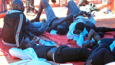 Inmigrantes en la cubierta de un barco de Salvamento Mar&iacute;timo