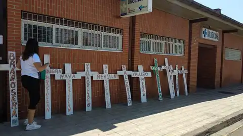 Integrantes de la Coordinadora Sanitaria de la zona de Barruelo y Brañosera están colocando cruces en el Centro de Salud de Aguilar con los nombres de los pueblos afectados por la suspensión de las guardias nocturnas en Barruelo Aguilar de Campoo