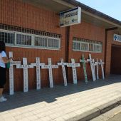 Integrantes de la Coordinadora Sanitaria de la zona de Barruelo y Brañosera están colocando cruces en el Centro de Salud de Aguilar con los nombres de los pueblos afectados por la suspensión de las guardias nocturnas en Barruelo