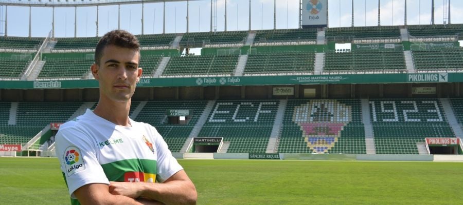 El delantero Claudio Medina es uno de los jugadores que el Elche CF aún no ha podido inscribir en LaLiga. El delantero Claudio Medina es uno de los jugadores que el Elche CF aún no ha podido inscribir en LaLiga.