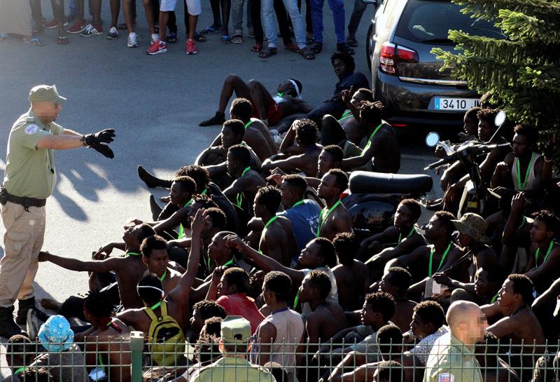 Más de 600 inmigrantes asaltan la frontera de Ceuta en un nuevo salto masivo Más de 600 inmigrantes asaltan la frontera de Ceuta en un nuevo salto masivo