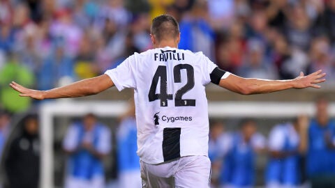 Andrea Favilli celebra uno de sus goles ante el Bayern