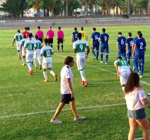 El Ilicitano saltando al terreno de juego en el Manolo Maciá junto al Bahía Santa Pola El Ilicitano saltando al terreno de juego en el Manolo Maciá junto al Bahía Santa Pola