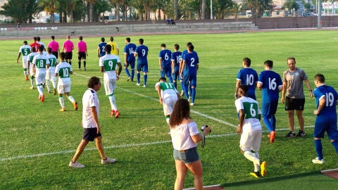 El Ilicitano saltando al terreno de juego en el Manolo Maci&aacute; junto al Bah&iacute;a Santa Pola