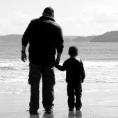 Imagen de un abuelo con su nieto en la playa