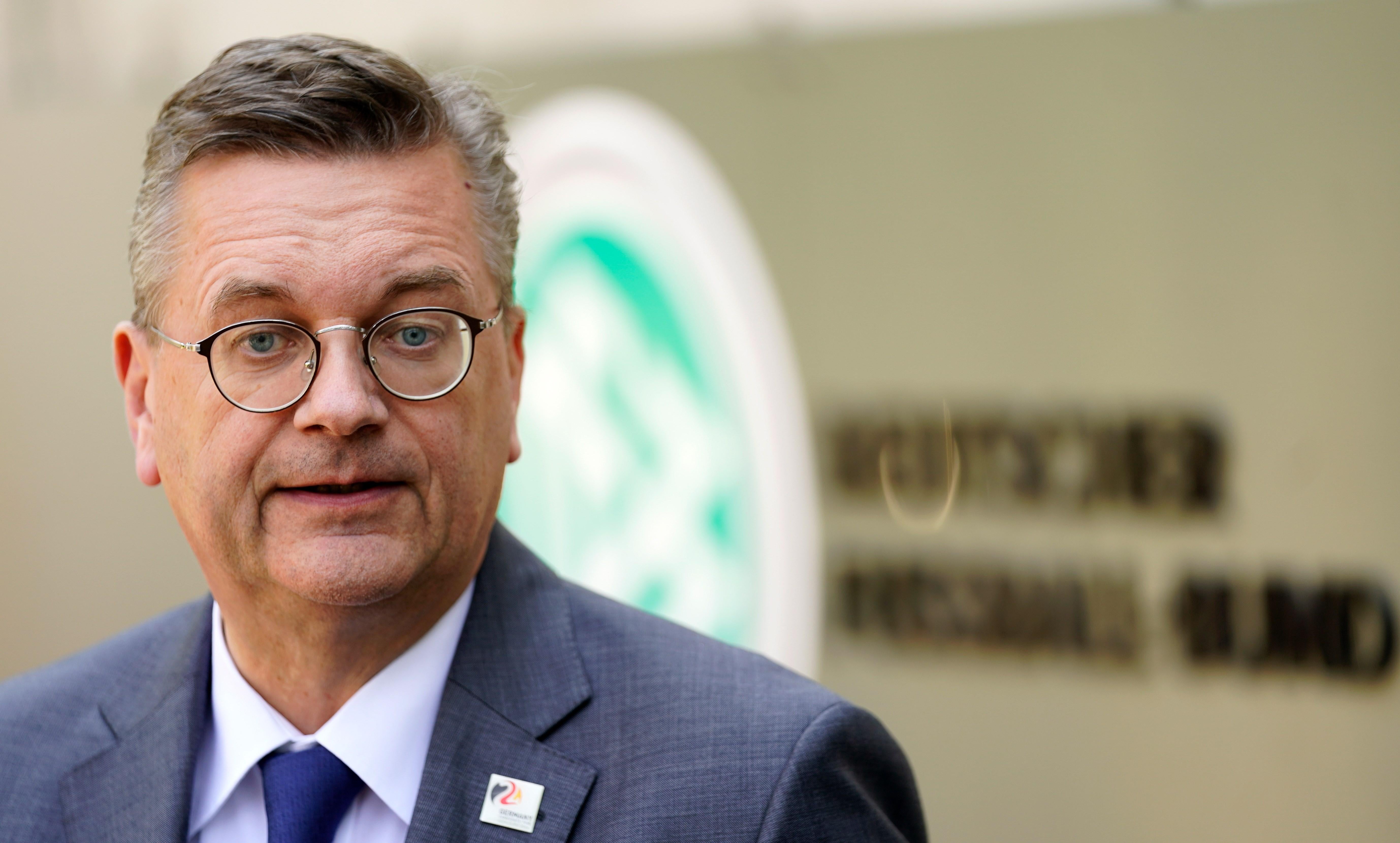 El presidente de la Federación Alemana de Fútbol rechaza "firmemente" las acusaciones de racismo de Özil El presidente de la Federación Alemana de Fútbol rechaza "firmemente" las acusaciones de racismo de Özil