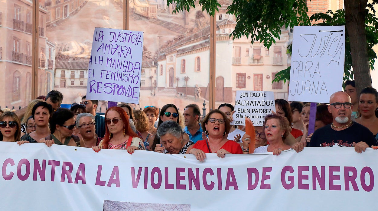 Más de un centenar de personas salen a las calles de Madrid, Granada y Barcelona en apoyo a Juana Rivas al grito de "no estás sola" Más de un centenar de personas salen a las calles de Madrid, Granada y Barcelona en apoyo a Juana Rivas al grito de "no estás sola"