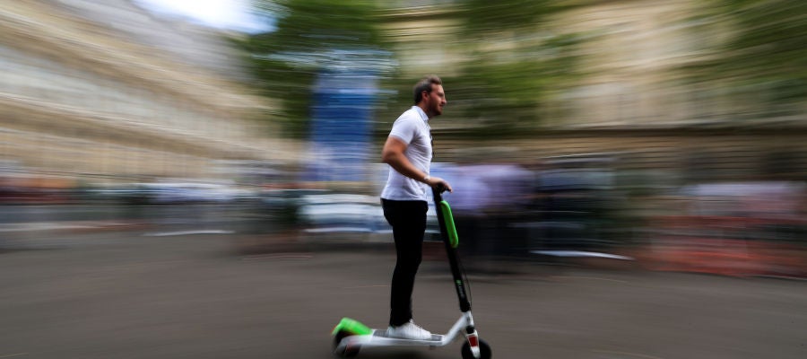 Un hombre circula en patinete eléctrico Un hombre circula en patinete eléctrico