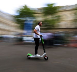 Un hombre circula en patinete eléctrico Un hombre circula en patinete eléctrico