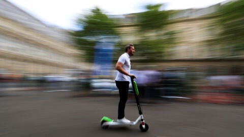Un hombre circula en patinete el&eacute;ctrico
