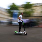 Un hombre circula en patinete eléctrico