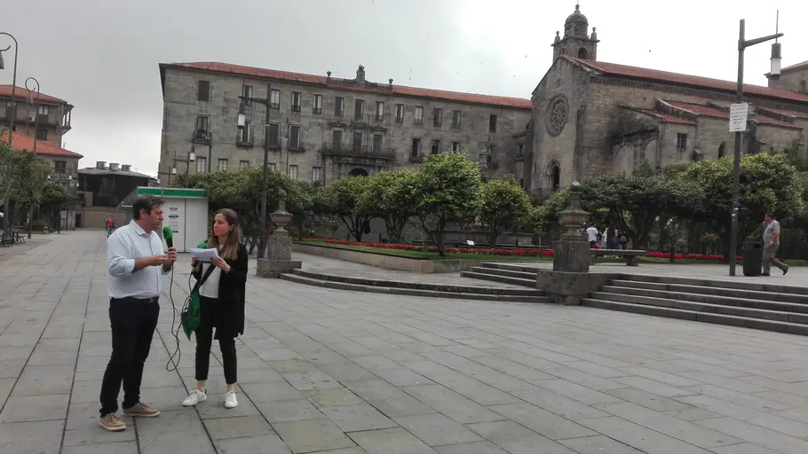 Luis Bará conversa mentres pasea con Susana Pedreira Los "Paseos de Onda cero Pontevedra"