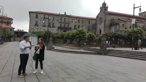 Luis Bará conversa mentres pasea con Susana Pedreira Los "Paseos de Onda cero Pontevedra"