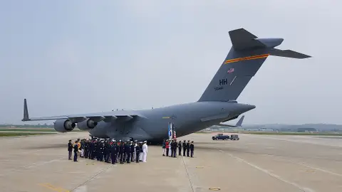 Avión que transporta los restos de estadounidenses muertos en la Guerra de Corea Avión que transporta los restos de estadounidenses muertos en la Guerra de Corea