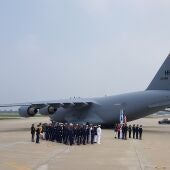 Avión que transporta los restos de estadounidenses muertos en la Guerra de Corea