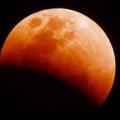 Imagen de un eclipse de luna o luna roja