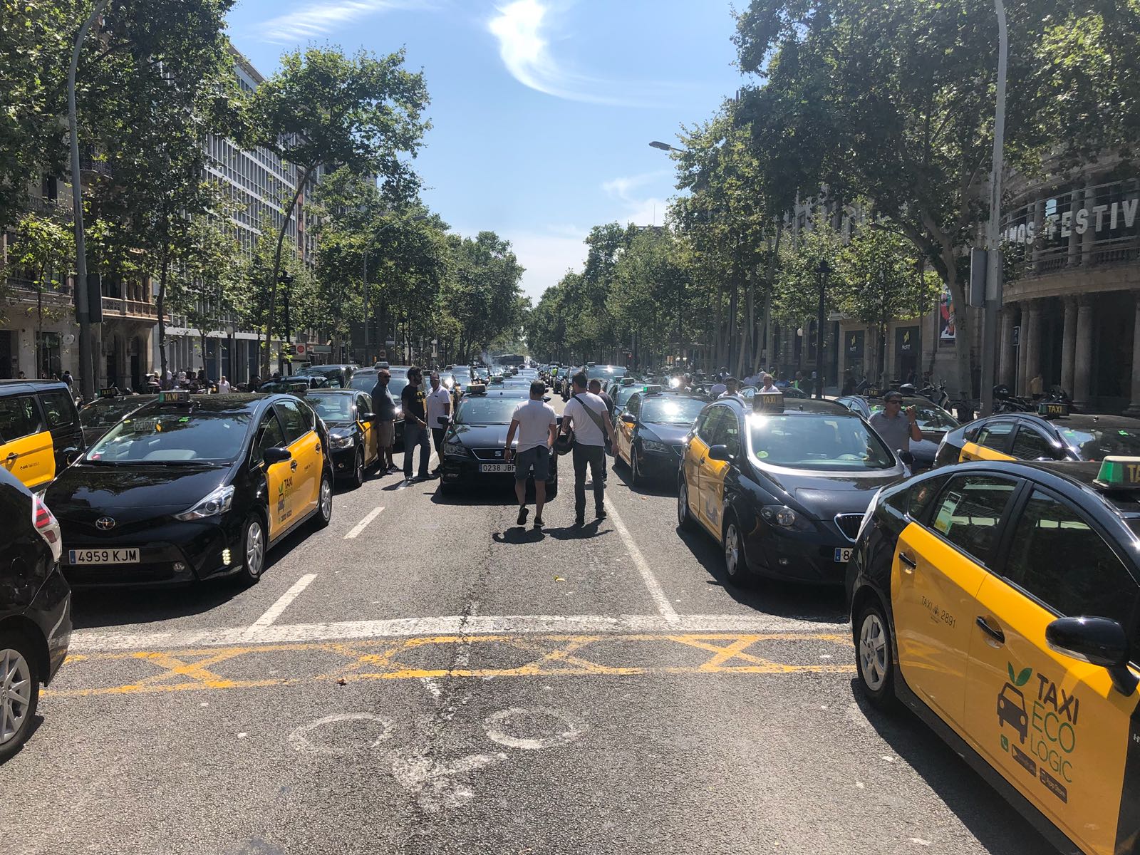 Los taxistas colapsan el centro de Barcelona y obstruyen los accesos a El Prat Los taxistas colapsan el centro de Barcelona y obstruyen los accesos a El Prat