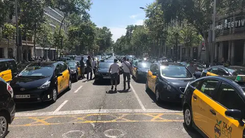 Los taxis de Barcelona protestan en una marcha lenta contra los VTC Los taxis de Barcelona protestan en una marcha lenta contra los VTC